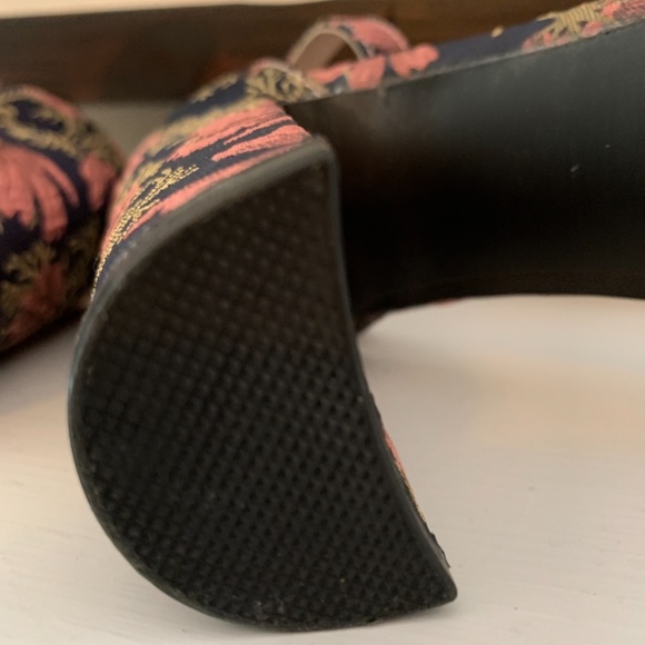 Quips floral strappy heels. Worn twice. Retail 85‎ - Picture 6 of 7